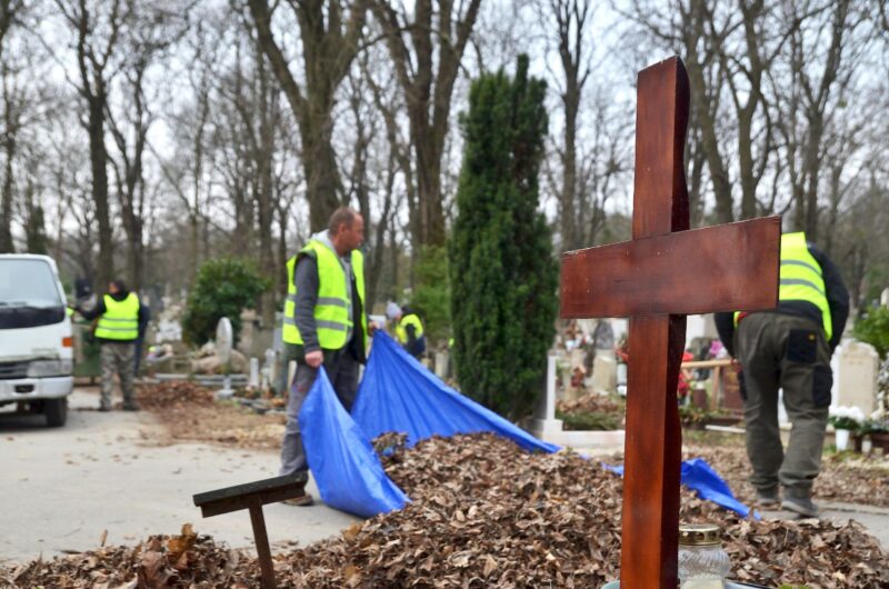 Tavaszi nagytakarítás a budapesti temetőkben
